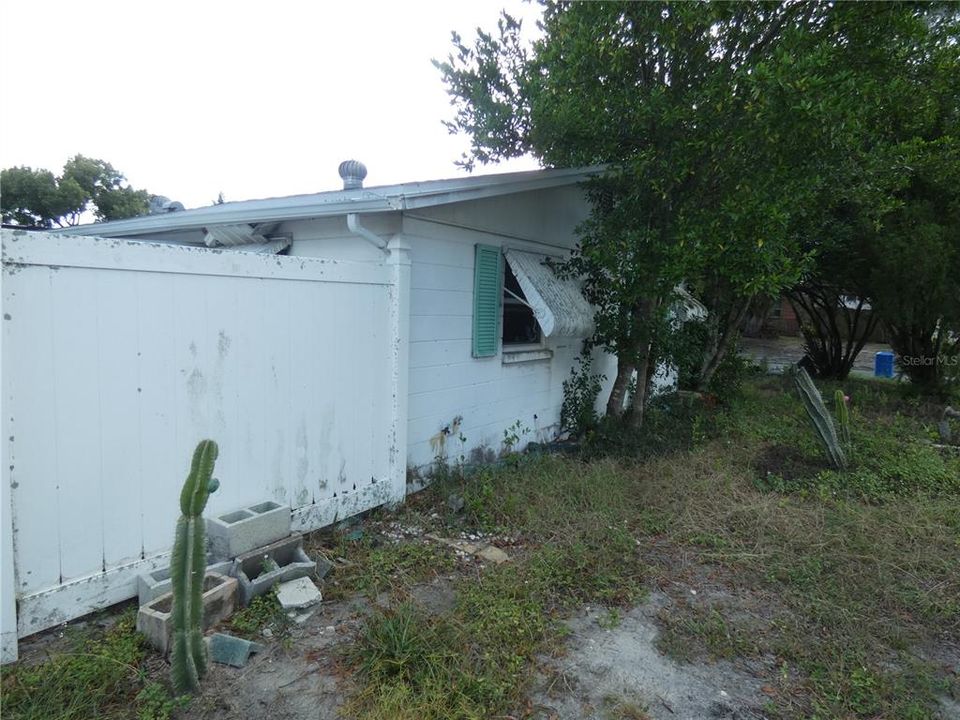 For Sale: $125,000 (2 beds, 1 baths, 1004 Square Feet)