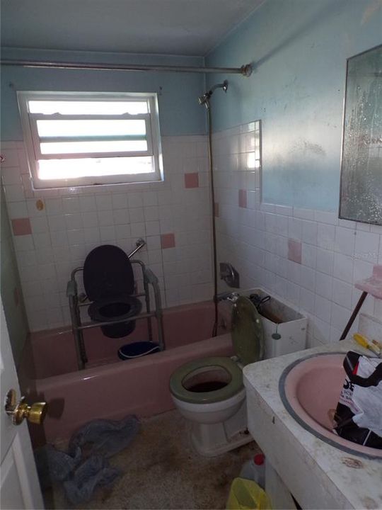 For Sale: $125,000 (2 beds, 1 baths, 1004 Square Feet)