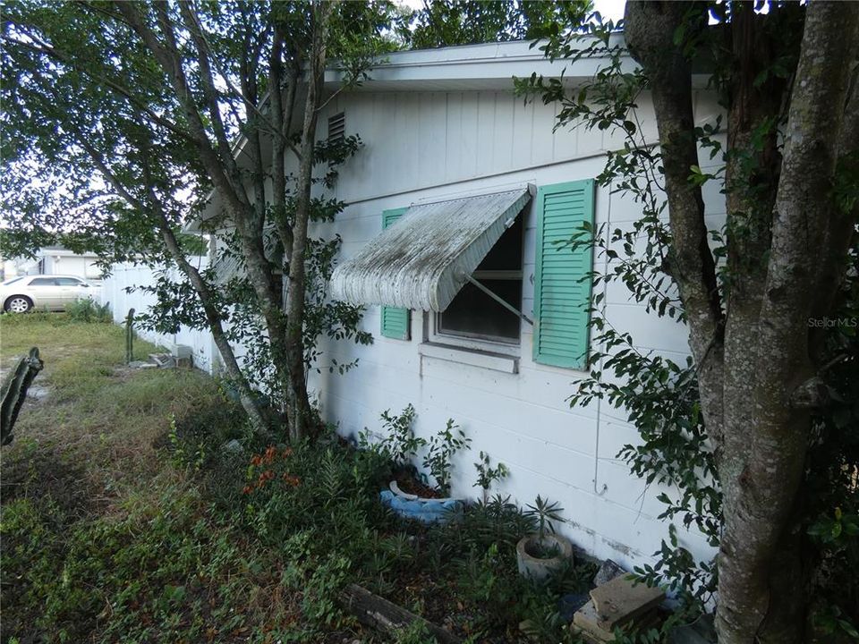 For Sale: $125,000 (2 beds, 1 baths, 1004 Square Feet)