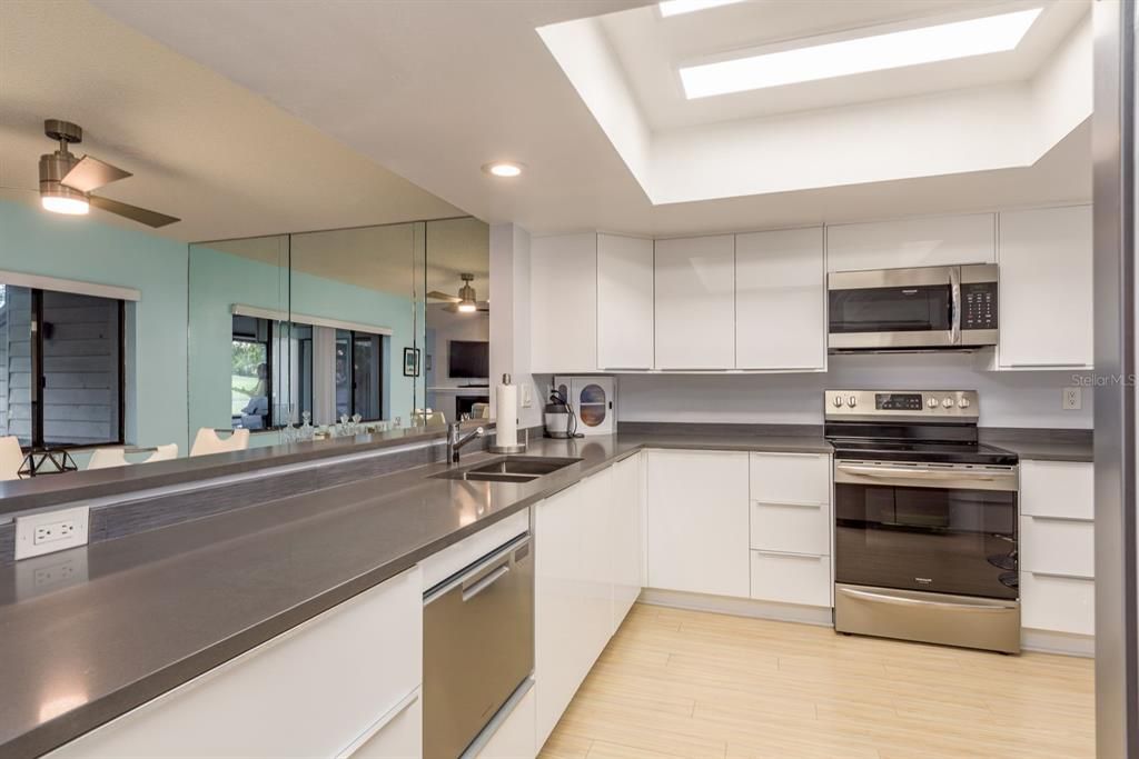 На продажу: $435,000 (2 спален, 2 ванн, 1705 Квадратных фут)