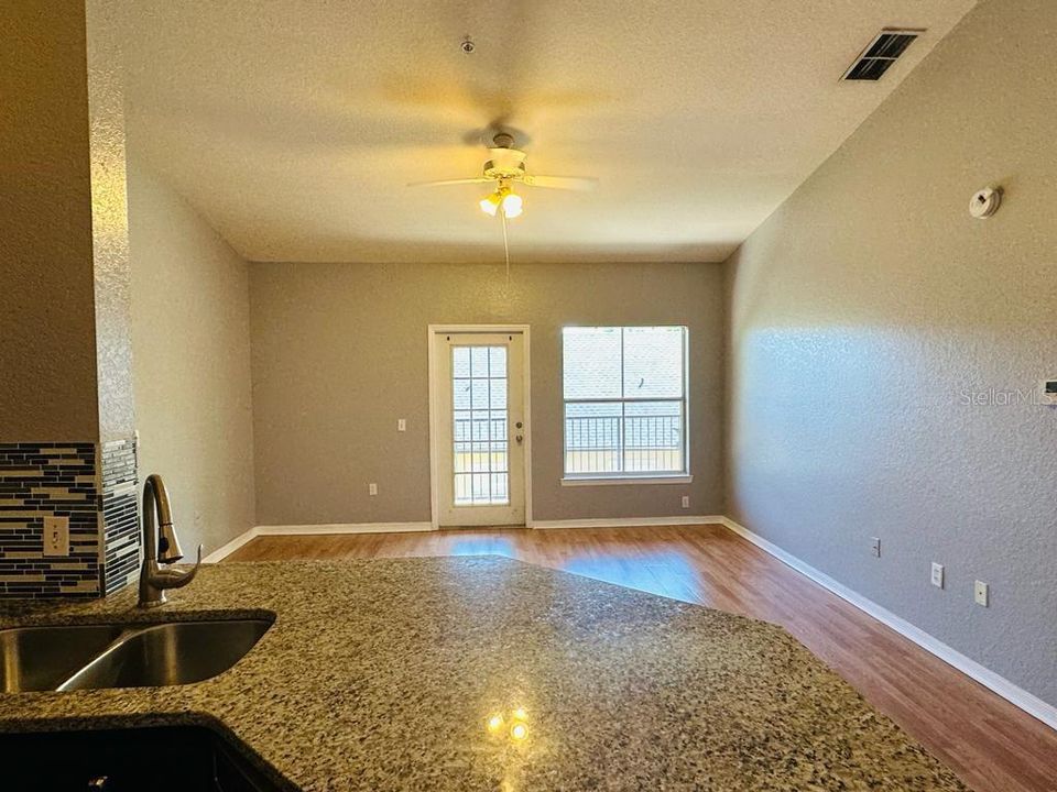 For Rent: $1,400 (1 beds, 1 baths, 713 Square Feet)