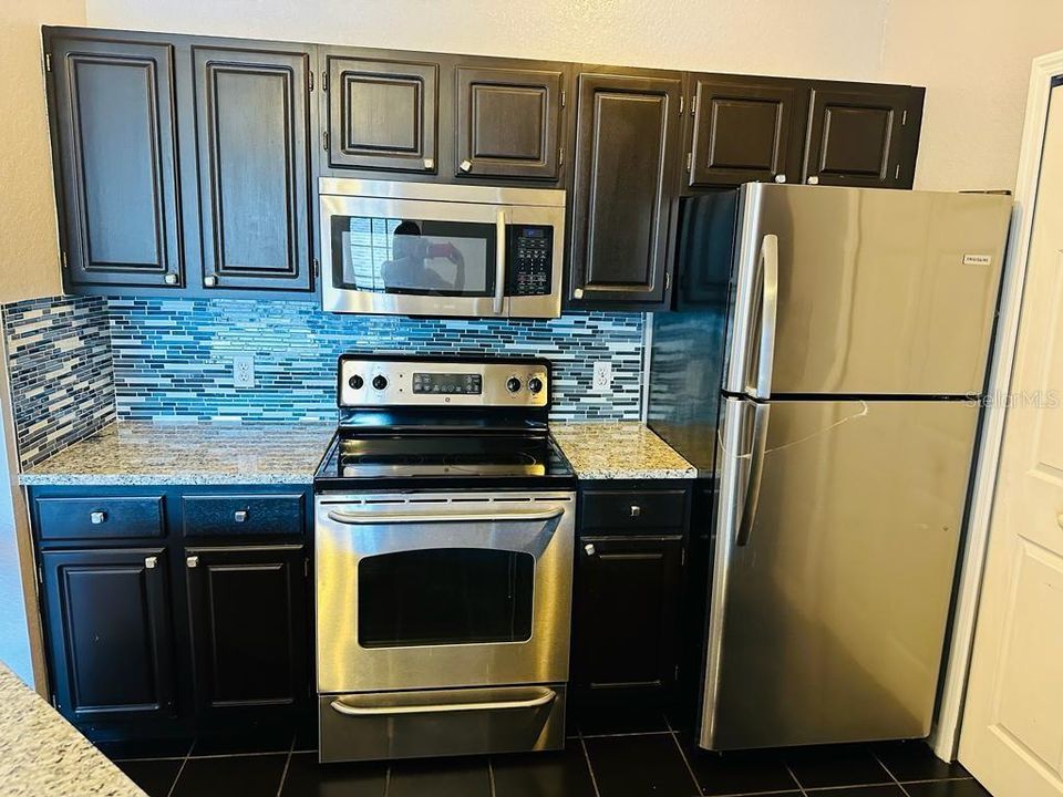For Rent: $1,400 (1 beds, 1 baths, 713 Square Feet)