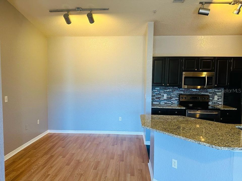 For Rent: $1,400 (1 beds, 1 baths, 713 Square Feet)