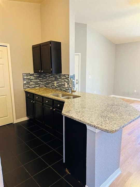 For Rent: $1,400 (1 beds, 1 baths, 713 Square Feet)