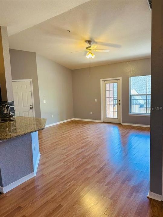 For Rent: $1,400 (1 beds, 1 baths, 713 Square Feet)