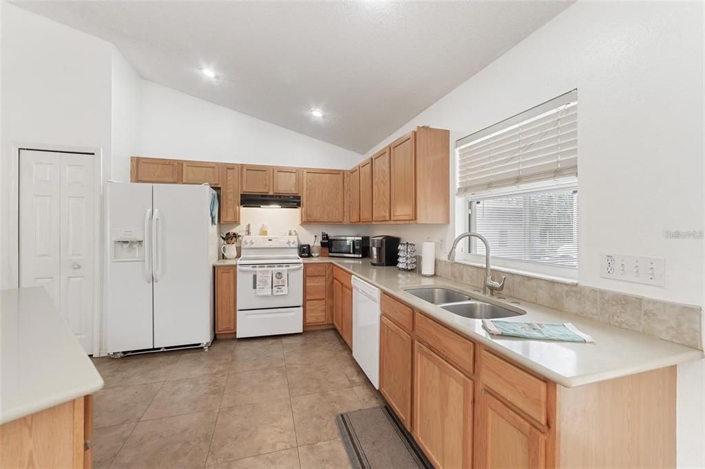 For Sale: $298,000 (3 beds, 2 baths, 1752 Square Feet)