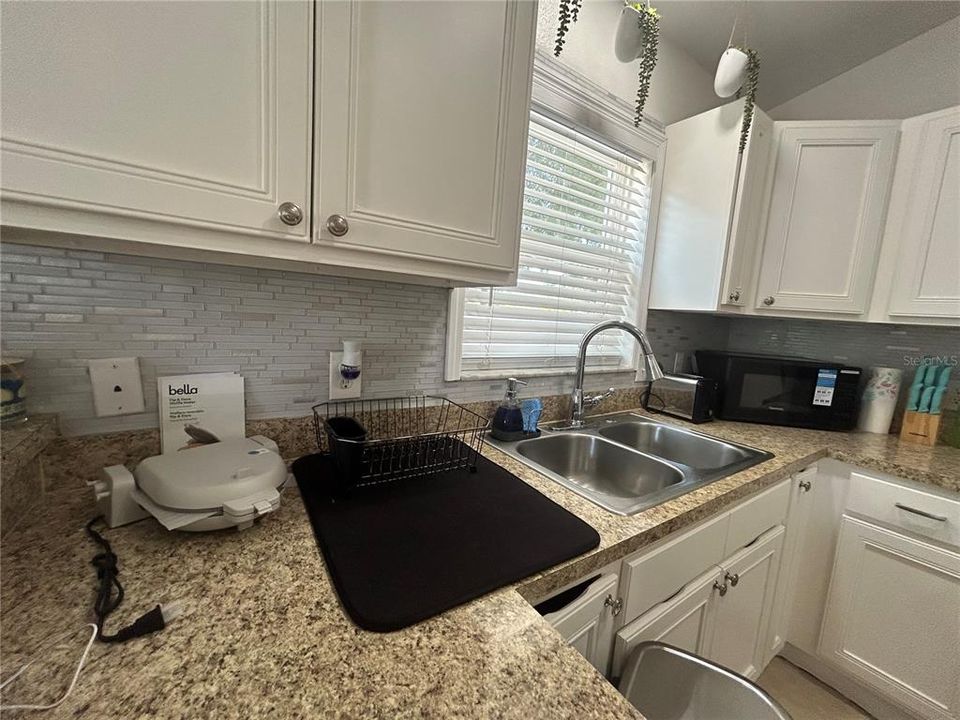 For Sale: $279,000 (3 beds, 2 baths, 1269 Square Feet)