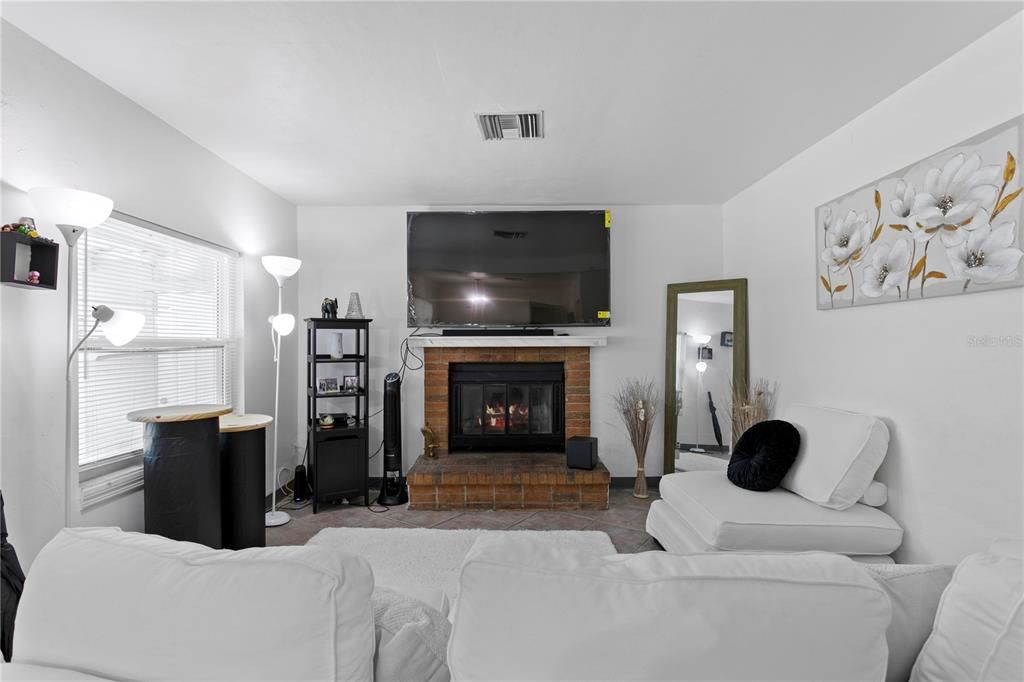 For Rent: $1,850 (3 beds, 1 baths, 943 Square Feet)