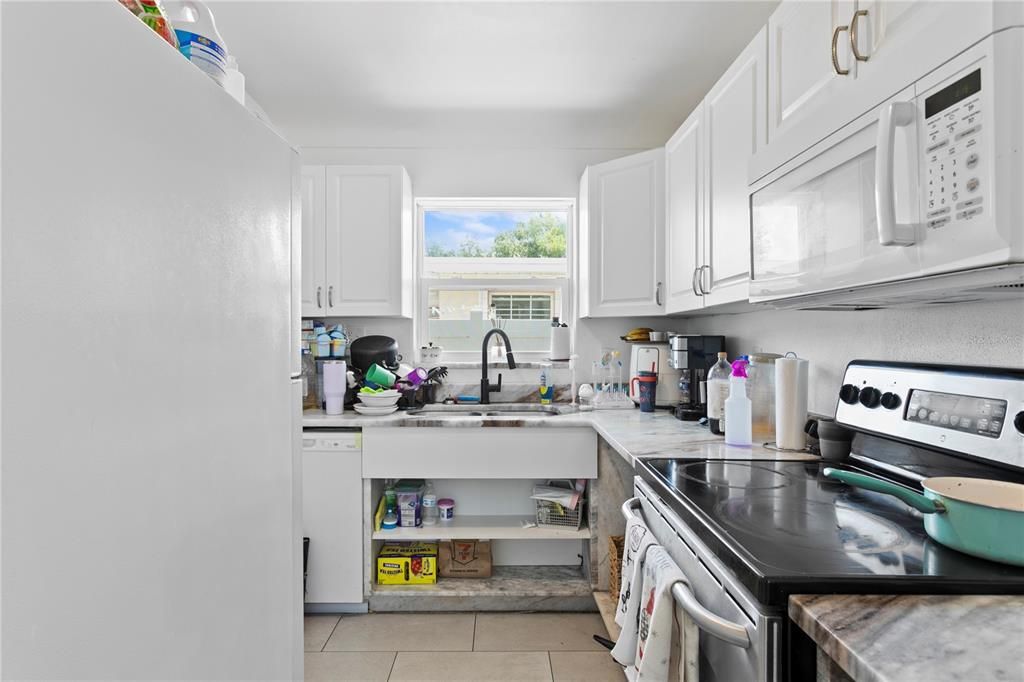 For Rent: $1,850 (3 beds, 1 baths, 943 Square Feet)