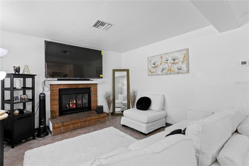 For Rent: $1,850 (3 beds, 1 baths, 943 Square Feet)