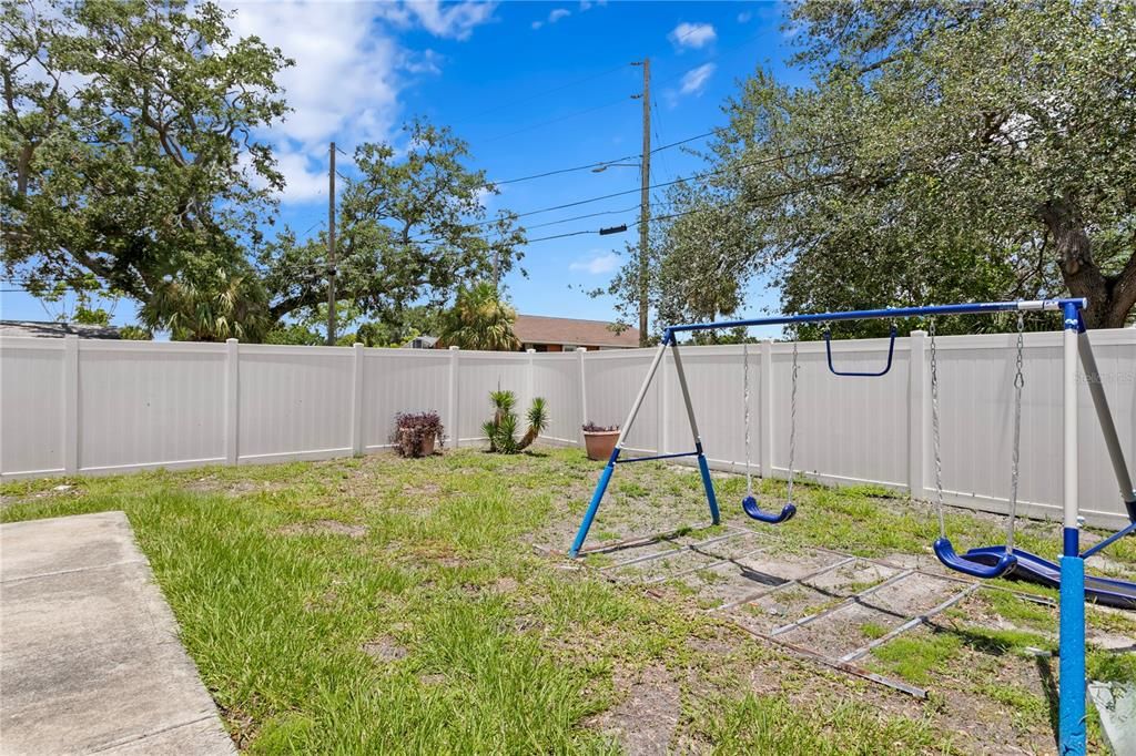 For Rent: $1,850 (3 beds, 1 baths, 943 Square Feet)