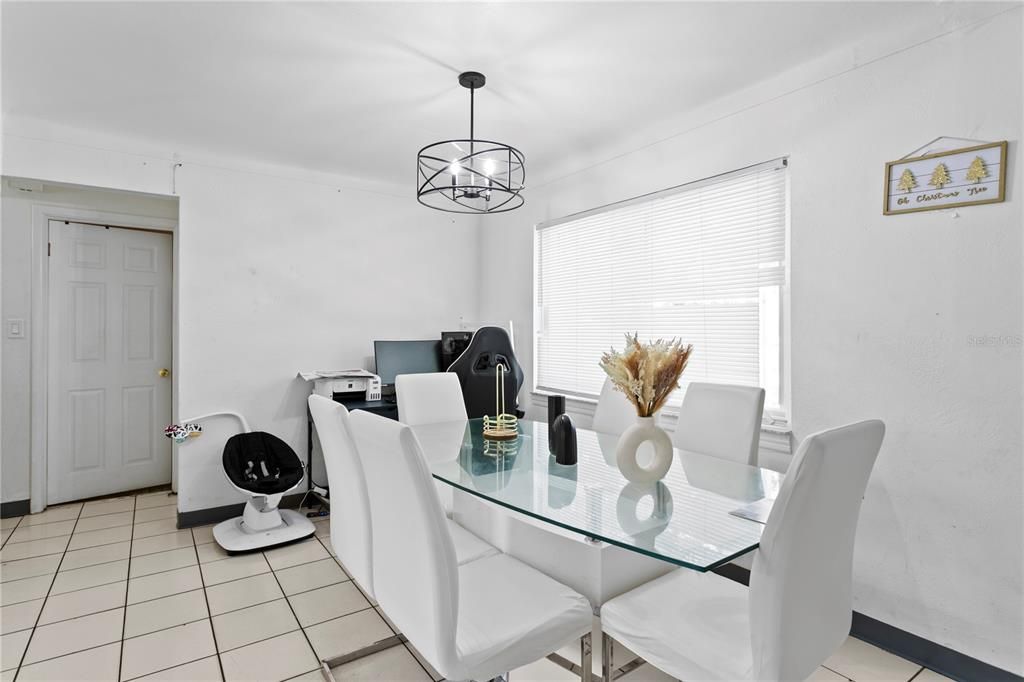 For Rent: $1,850 (3 beds, 1 baths, 943 Square Feet)