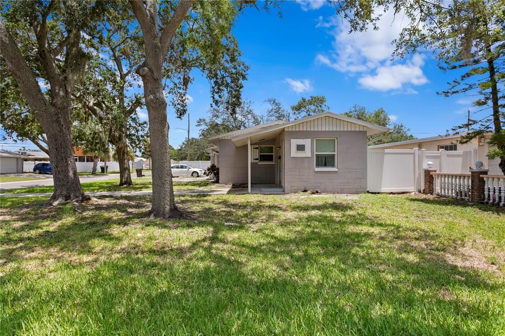 For Rent: $1,850 (3 beds, 1 baths, 943 Square Feet)