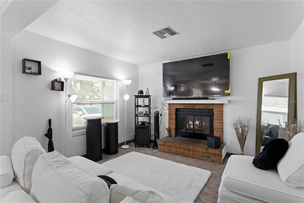 For Rent: $1,850 (3 beds, 1 baths, 943 Square Feet)