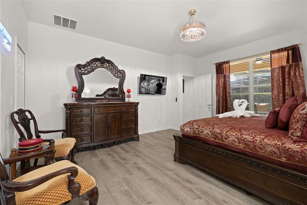 For Sale: $520,000 (5 beds, 5 baths, 3331 Square Feet)