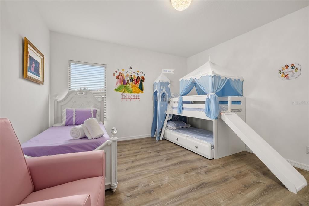 For Sale: $520,000 (5 beds, 5 baths, 3331 Square Feet)