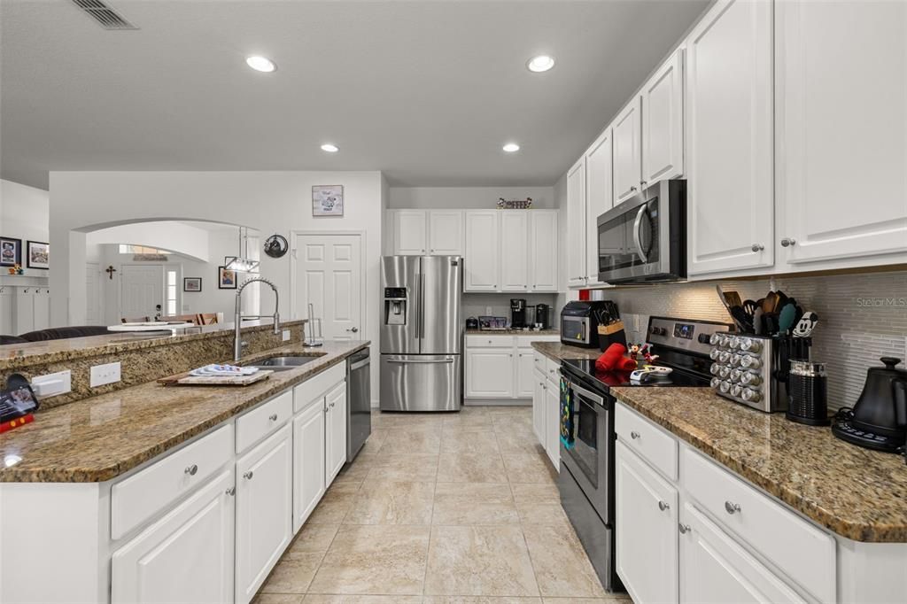 For Sale: $520,000 (5 beds, 5 baths, 3331 Square Feet)