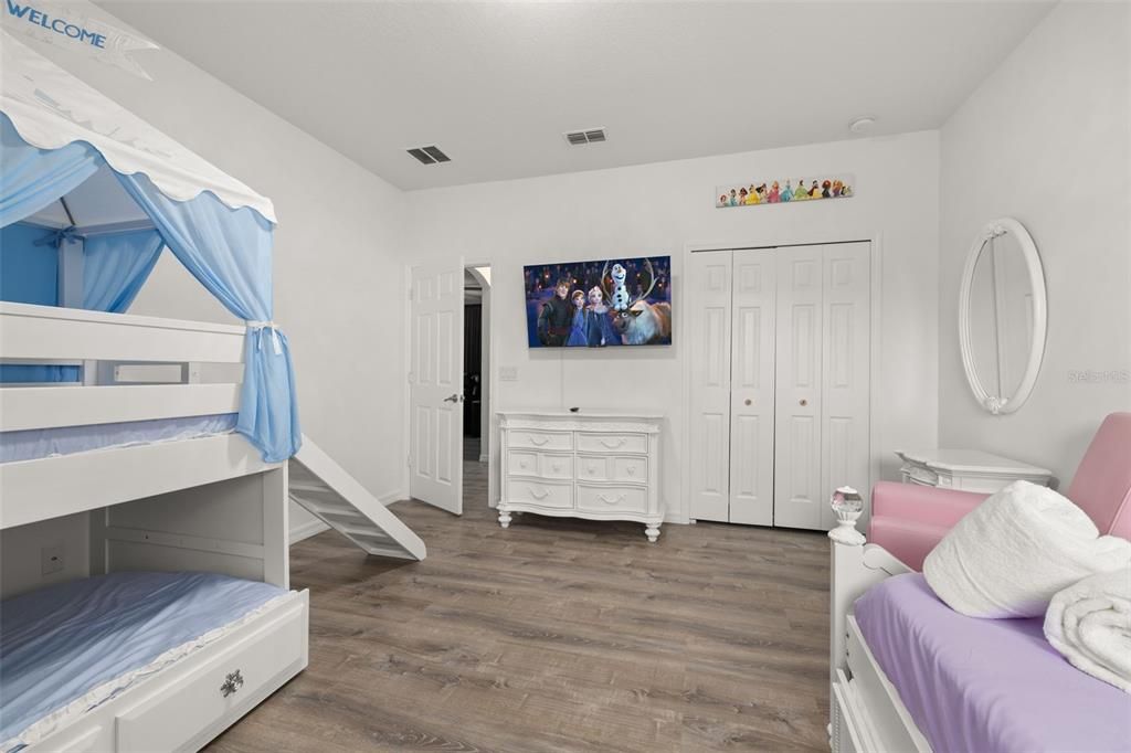 For Sale: $520,000 (5 beds, 5 baths, 3331 Square Feet)