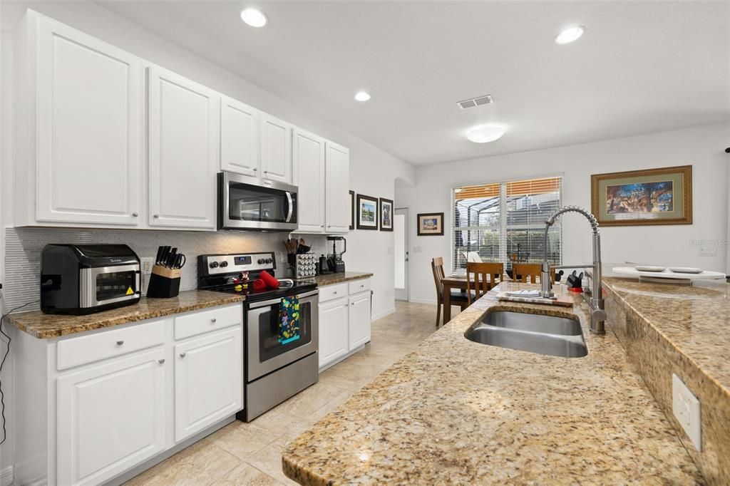 For Sale: $520,000 (5 beds, 5 baths, 3331 Square Feet)