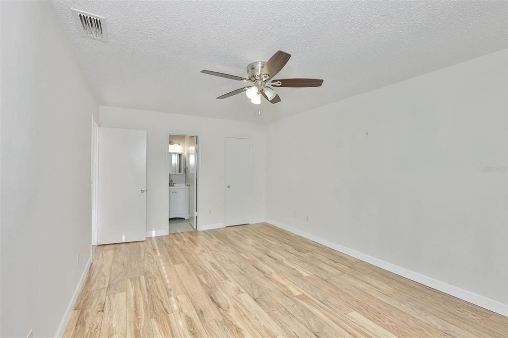 待售: $199,000 (2 贝兹, 2 浴室, 1448 平方英尺)