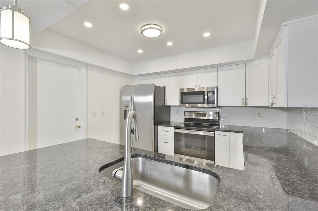 待售: $199,000 (2 贝兹, 2 浴室, 1448 平方英尺)