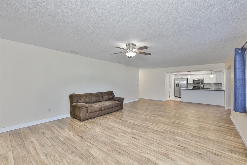 待售: $199,000 (2 贝兹, 2 浴室, 1448 平方英尺)