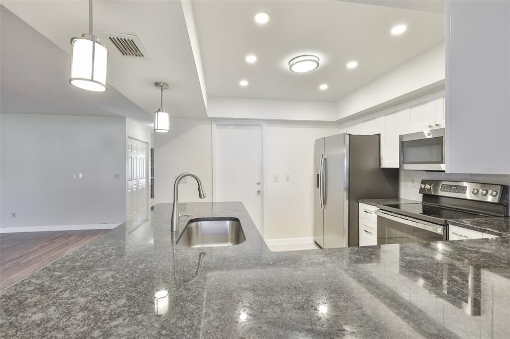 待售: $199,000 (2 贝兹, 2 浴室, 1448 平方英尺)