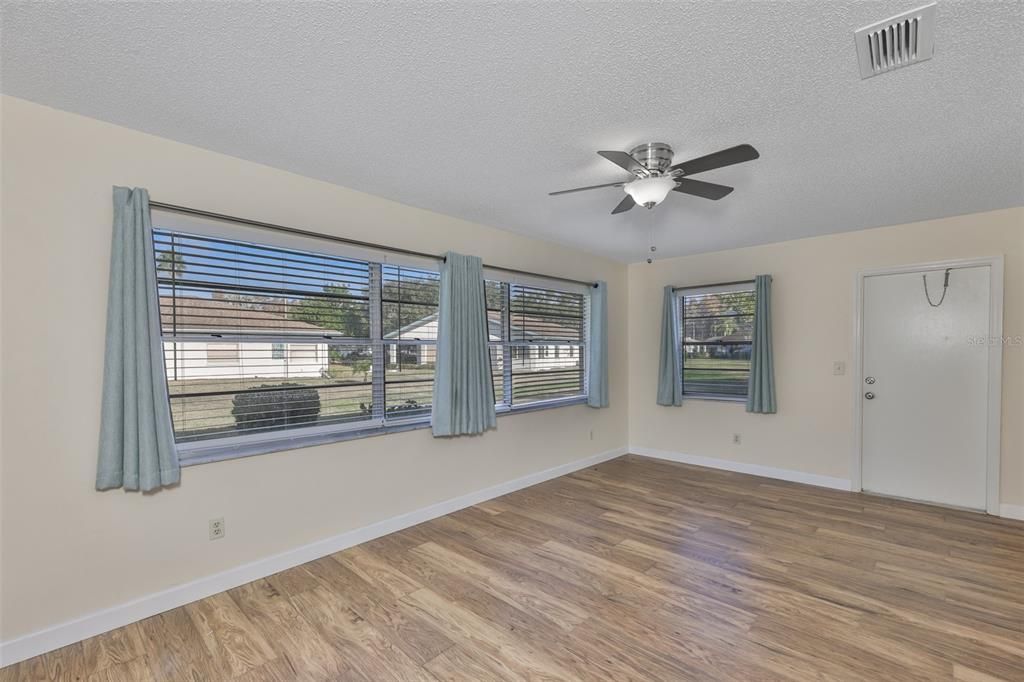 待售: $199,000 (2 贝兹, 2 浴室, 1448 平方英尺)