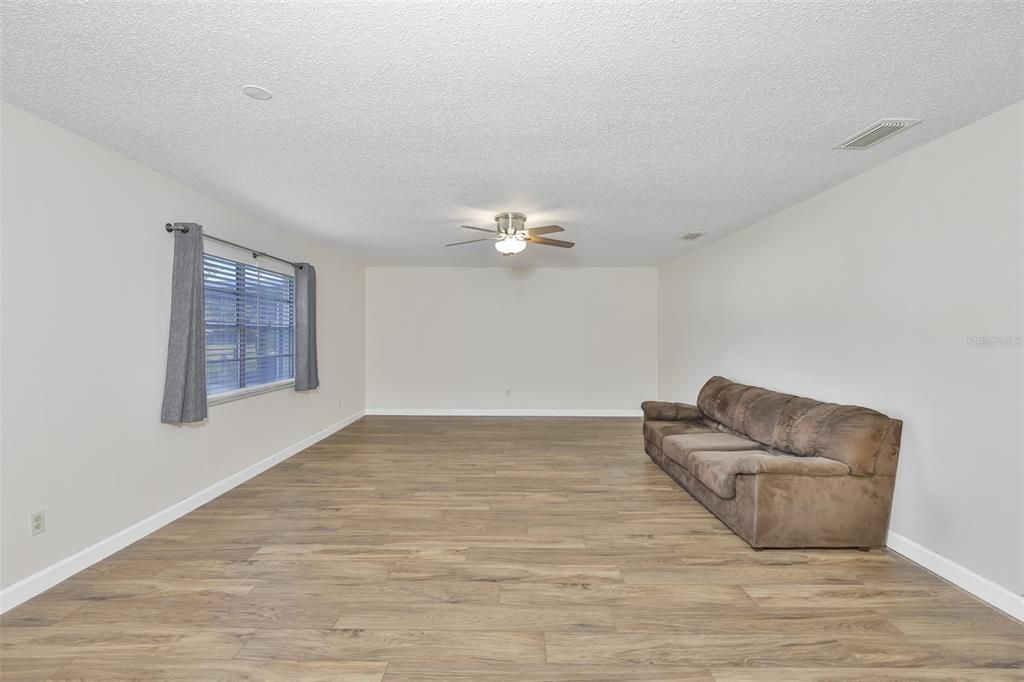 待售: $199,000 (2 贝兹, 2 浴室, 1448 平方英尺)