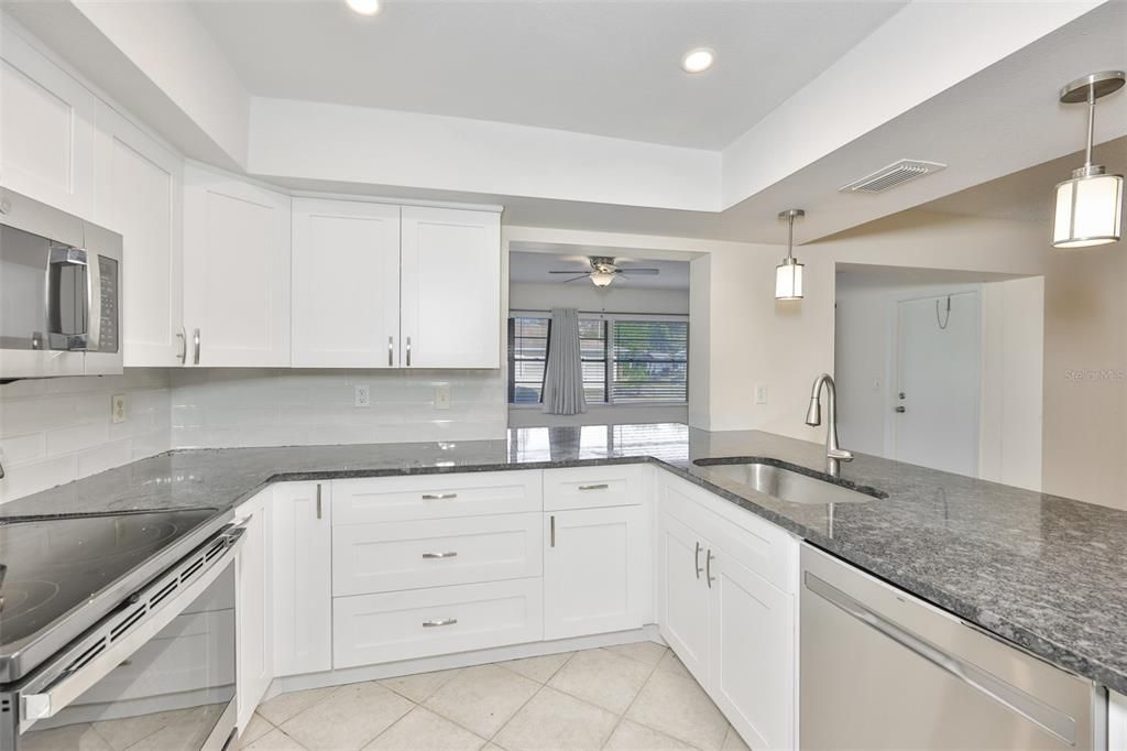 待售: $199,000 (2 贝兹, 2 浴室, 1448 平方英尺)