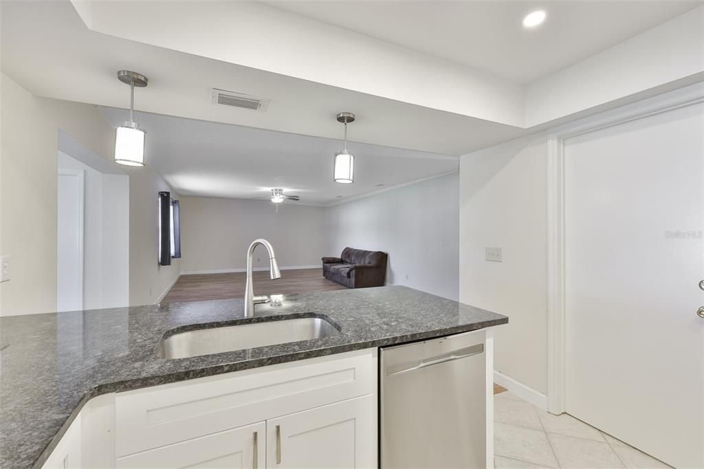 待售: $199,000 (2 贝兹, 2 浴室, 1448 平方英尺)