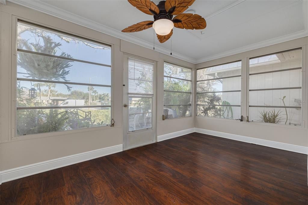 For Sale: $114,000 (2 beds, 1 baths, 831 Square Feet)