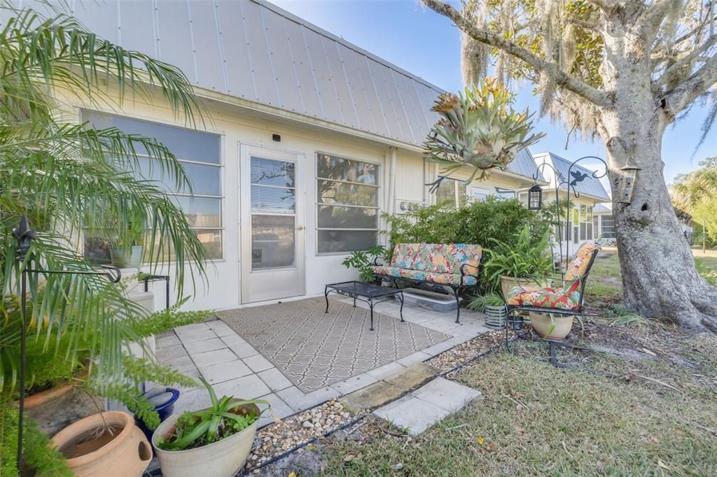 For Sale: $114,000 (2 beds, 1 baths, 831 Square Feet)