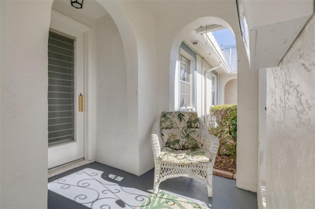 For Sale: $114,000 (2 beds, 1 baths, 831 Square Feet)