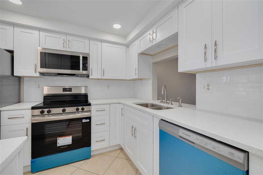 For Sale: $114,000 (2 beds, 1 baths, 831 Square Feet)