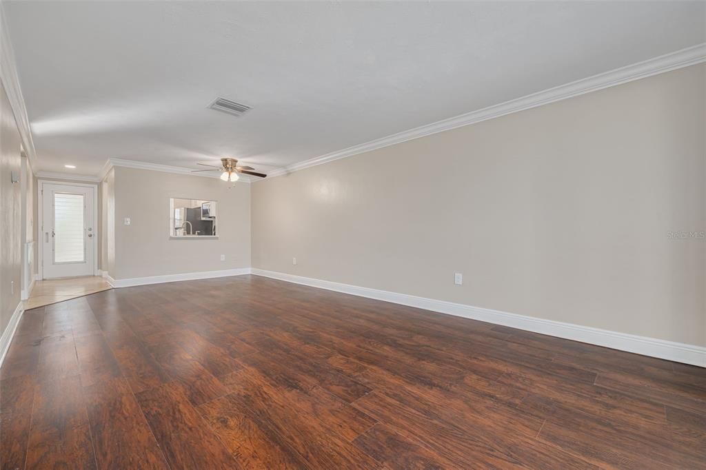 For Sale: $114,000 (2 beds, 1 baths, 831 Square Feet)