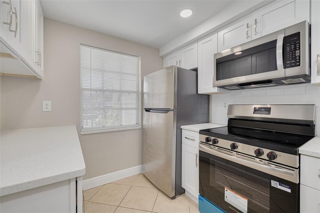 For Sale: $114,000 (2 beds, 1 baths, 831 Square Feet)