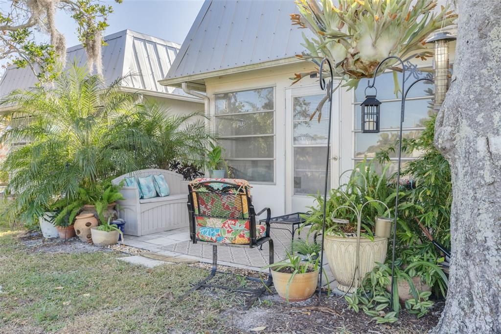 For Sale: $114,000 (2 beds, 1 baths, 831 Square Feet)