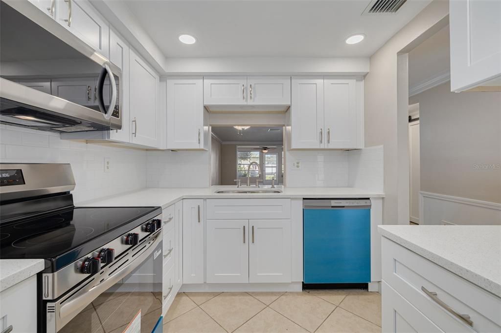 For Sale: $114,000 (2 beds, 1 baths, 831 Square Feet)