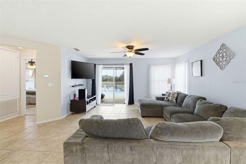 待售: $387,000 (4 贝兹, 2 浴室, 1963 平方英尺)