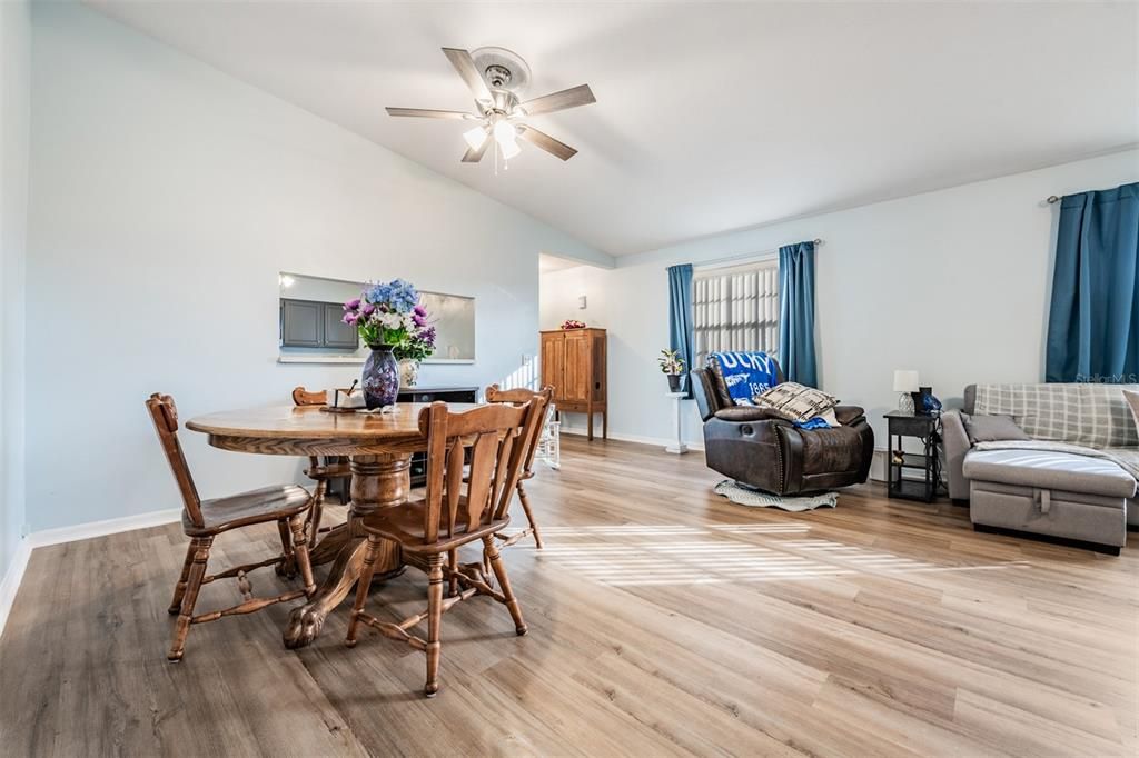 На продажу: $230,000 (2 спален, 2 ванн, 1434 Квадратных фут)