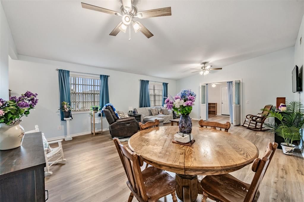 На продажу: $230,000 (2 спален, 2 ванн, 1434 Квадратных фут)