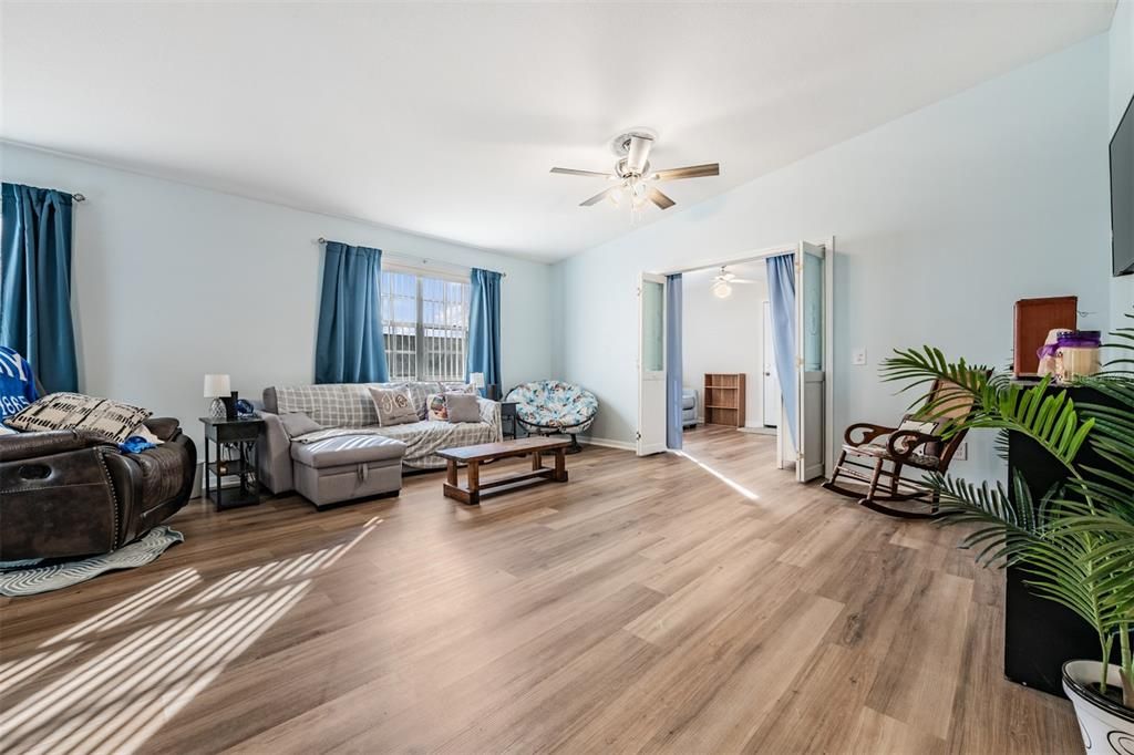 На продажу: $230,000 (2 спален, 2 ванн, 1434 Квадратных фут)