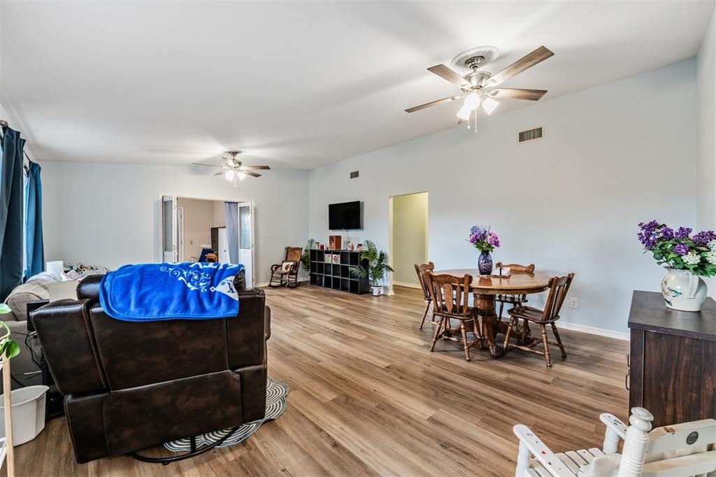 На продажу: $230,000 (2 спален, 2 ванн, 1434 Квадратных фут)