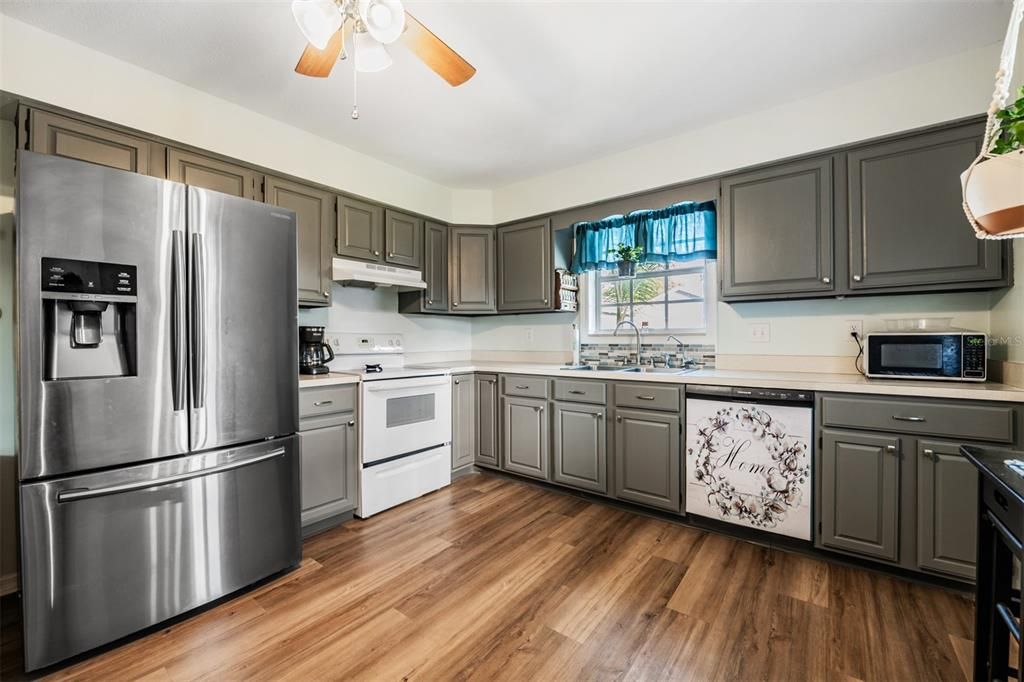 На продажу: $230,000 (2 спален, 2 ванн, 1434 Квадратных фут)