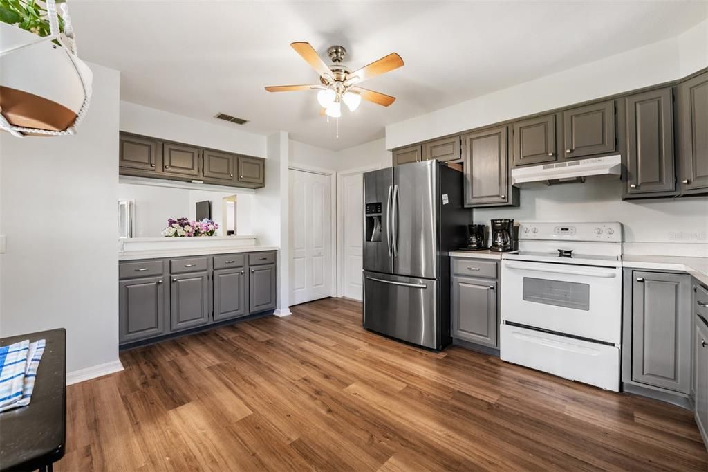 На продажу: $230,000 (2 спален, 2 ванн, 1434 Квадратных фут)