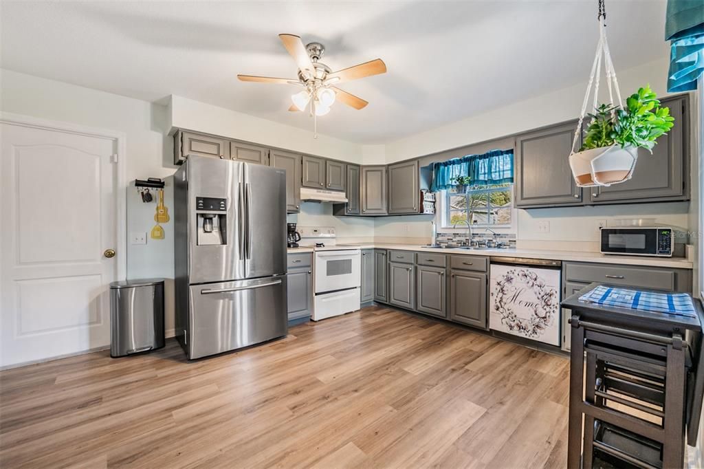 На продажу: $230,000 (2 спален, 2 ванн, 1434 Квадратных фут)