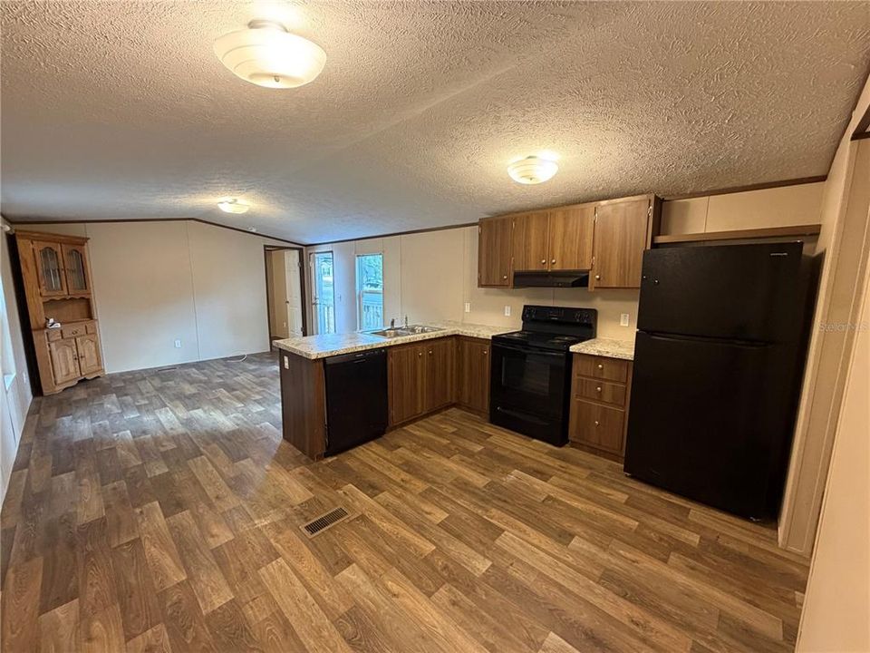 For Sale: $125,000 (2 beds, 1 baths, 784 Square Feet)