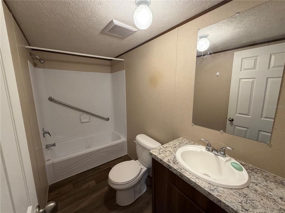 For Sale: $125,000 (2 beds, 1 baths, 784 Square Feet)