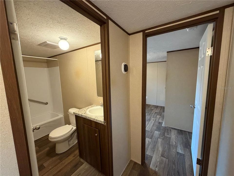 For Sale: $125,000 (2 beds, 1 baths, 784 Square Feet)